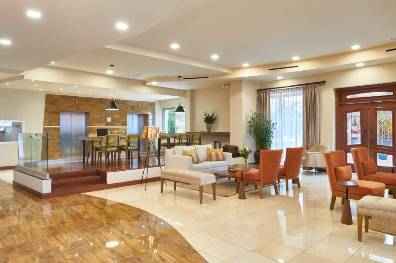 Lobby de Suites Las Palmas con piso de mármol, sala de estar y acceso a la calle