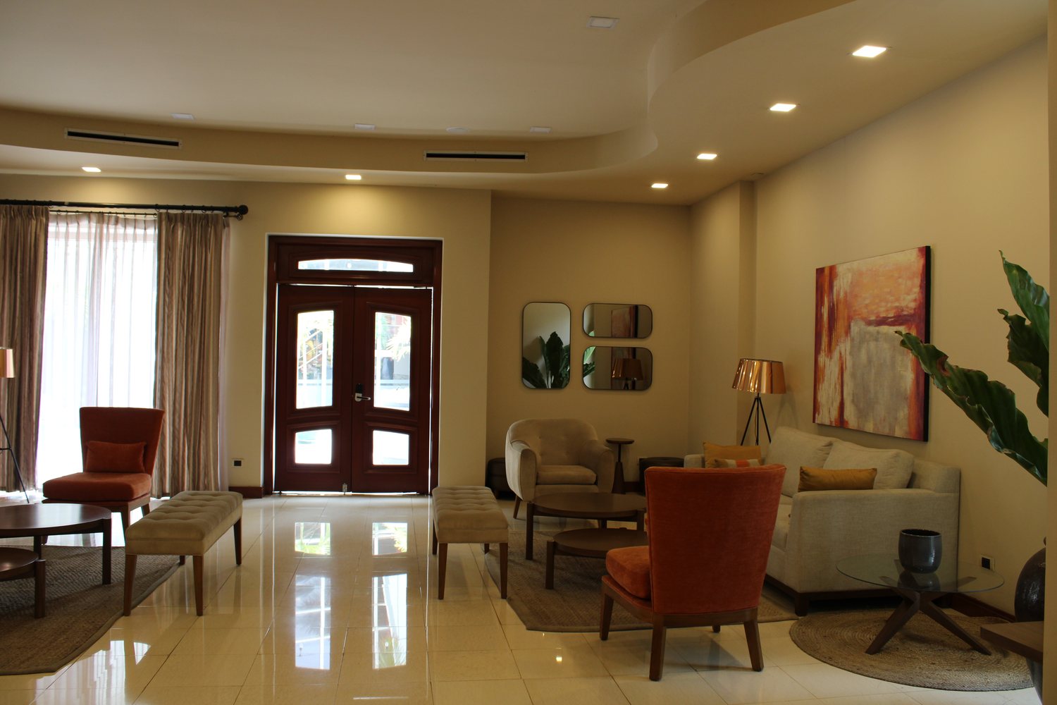 Entrada principal del hotel con puertas de madera y sala de recepción